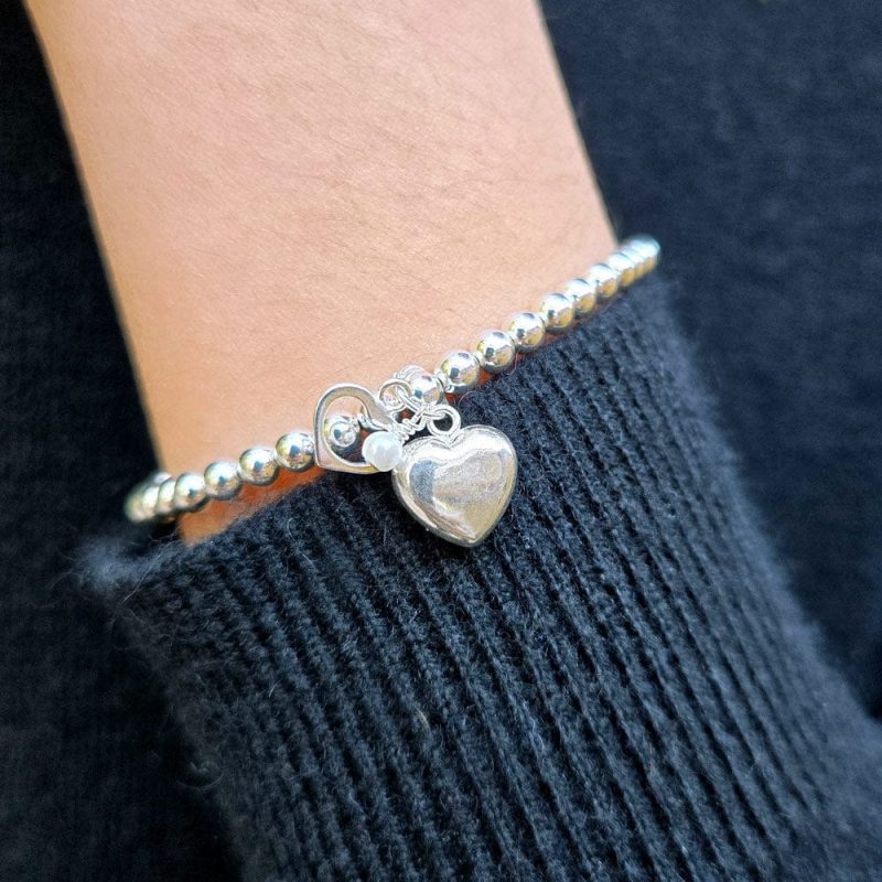 heart charm bracelet in sterling silver with petite pearl black